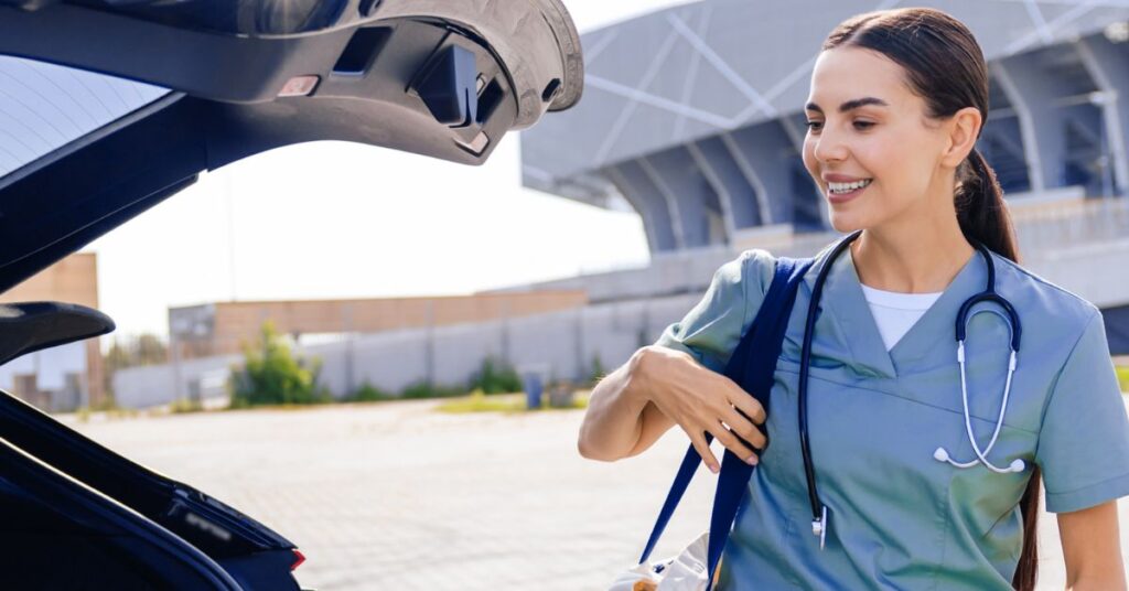 what is a travel nurse