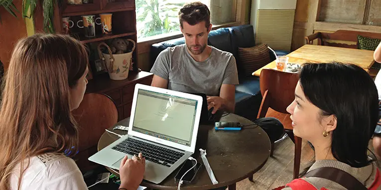 Technology and Modern Travel Blogging Tips